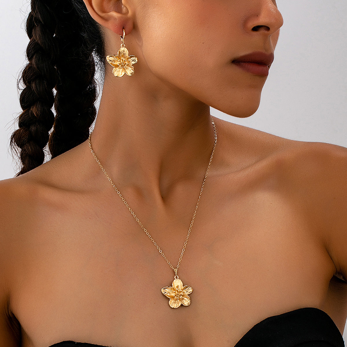 Gold Textured Flower Pendant Necklace & Earrings Set