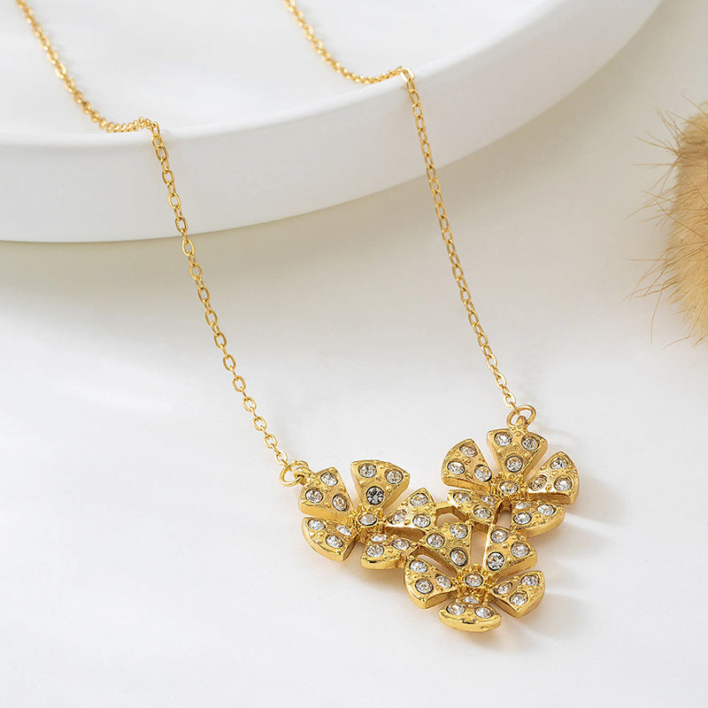 Elegant Golden Alloy Flowers Necklace For Special Occasions Featuring Delicate Craftsmanship