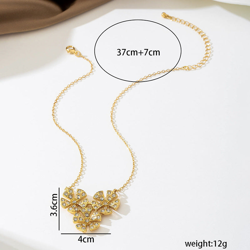 Elegant Golden Alloy Flowers Necklace For Special Occasions Featuring Delicate Craftsmanship